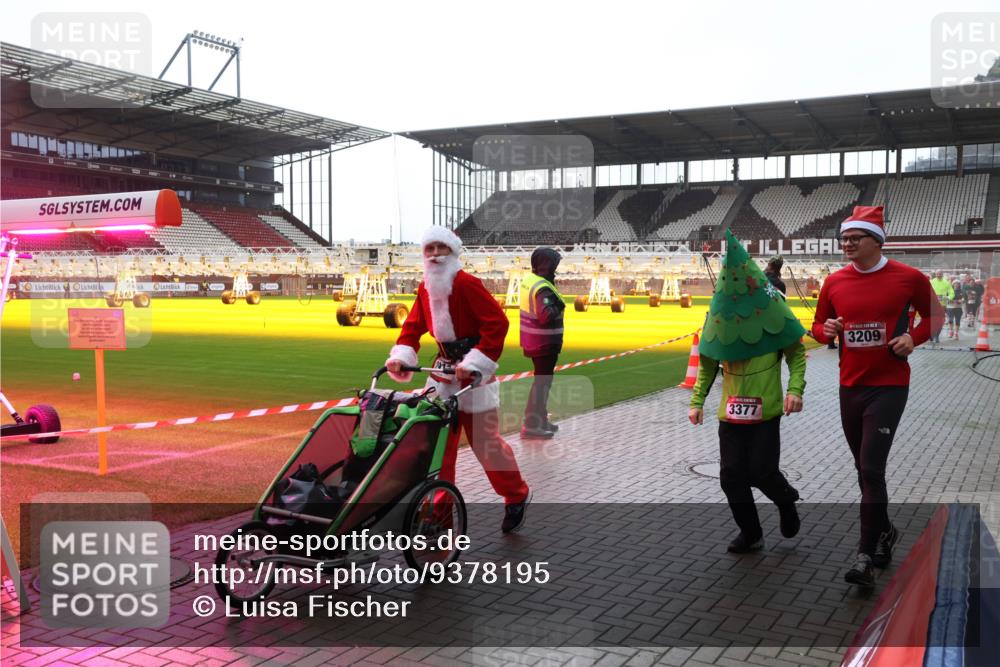 07.12.2025 - St. Pauli X-Mass-Run No. 15 Luisa Fischer http://msf.ph/oto/9378195 07.12.2025 10:29:09 Ziel 3377, 3209, 412, 1095, 1308, 1330, 1566, 2046, 2051, 2397, 2526, 2723, 2912, 2913, 3209, 3218, 3377, 3395, 3454, 3472, 3669, 4037, 4073, 4245, 4250, 4265, 4291, 4355, 4388, 4414, 4446, 4449, 4450, 4543, 4544, 4698, 4701, 4702, 4706, 4707 meine-sportfotos.de