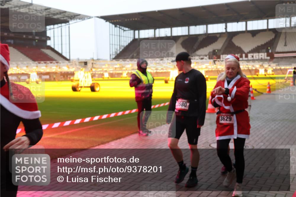 07.12.2025 - St. Pauli X-Mass-Run No. 15 Luisa Fischer http://msf.ph/oto/9378201 07.12.2025 10:03:52 Ziel 3580, 3629, 177, 185, 213, 214, 358, 399, 442, 443, 460, 936, 940, 956, 963, 965, 984, 1023, 1118, 1263, 1264, 1307, 1394, 1425, 1484, 1486, 1506, 1594, 1888, 2002, 2366, 2380, 2505, 2682, 2973, 2975, 3334, 3417, 3734, 4193, 4239, 4660, 4667, 4679, 4680 meine-sportfotos.de