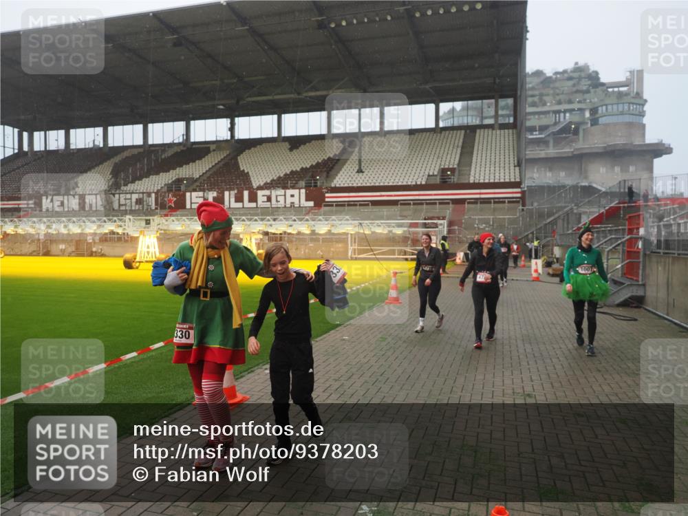 07.12.2025 - St. Pauli X-Mass-Run No. 15 Fabian Wolf http://msf.ph/oto/9378203 07.12.2025 10:06:48 Ziel 150, 217, 867, 1007, 1103, 1505, 2129, 3189, 3330, 3333, 3970, 3971, 4735, 4738 meine-sportfotos.de