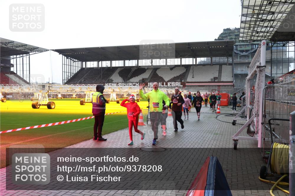 07.12.2025 - St. Pauli X-Mass-Run No. 15 Luisa Fischer http://msf.ph/oto/9378208 07.12.2025 10:29:17 Ziel 4450, 4449, 161, 165, 412, 1095, 1308, 1330, 1566, 2046, 2051, 2397, 2874, 2912, 2913, 3209, 3218, 3299, 3377, 3669, 3938, 3942, 4037, 4073, 4250, 4265, 4291, 4355, 4388, 4414, 4446, 4449, 4450, 4543, 4544 meine-sportfotos.de