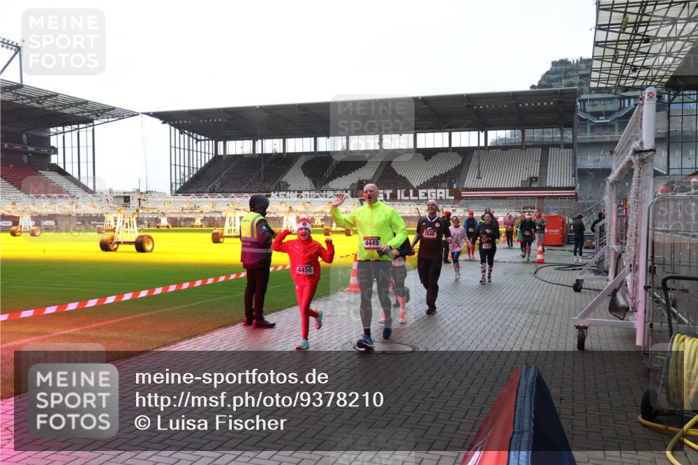 07.12.2025 - St. Pauli X-Mass-Run No. 15 Luisa Fischer http://msf.ph/oto/9378210 07.12.2025 10:29:17 Ziel 4450, 4449, 2046, 161, 165, 412, 1095, 1308, 1330, 1566, 2046, 2051, 2397, 2874, 2912, 2913, 3209, 3218, 3299, 3377, 3669, 3938, 3942, 4037, 4073, 4250, 4265, 4291, 4355, 4388, 4414, 4446, 4449, 4450, 4543, 4544 meine-sportfotos.de