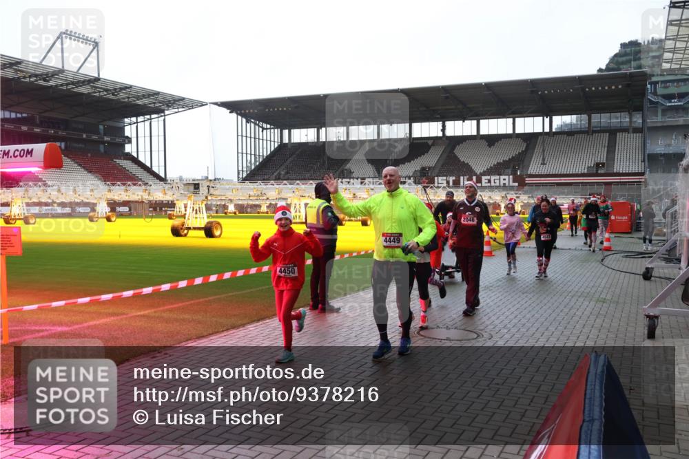07.12.2025 - St. Pauli X-Mass-Run No. 15 Luisa Fischer http://msf.ph/oto/9378216 07.12.2025 10:29:18 Ziel 4450, 4449, 2046, 4543, 161, 165, 412, 1095, 1308, 1330, 1566, 2046, 2051, 2397, 2874, 2912, 2913, 3209, 3218, 3299, 3377, 3669, 3938, 3942, 4037, 4073, 4250, 4265, 4291, 4355, 4388, 4414, 4446, 4449, 4450, 4543, 4544 meine-sportfotos.de