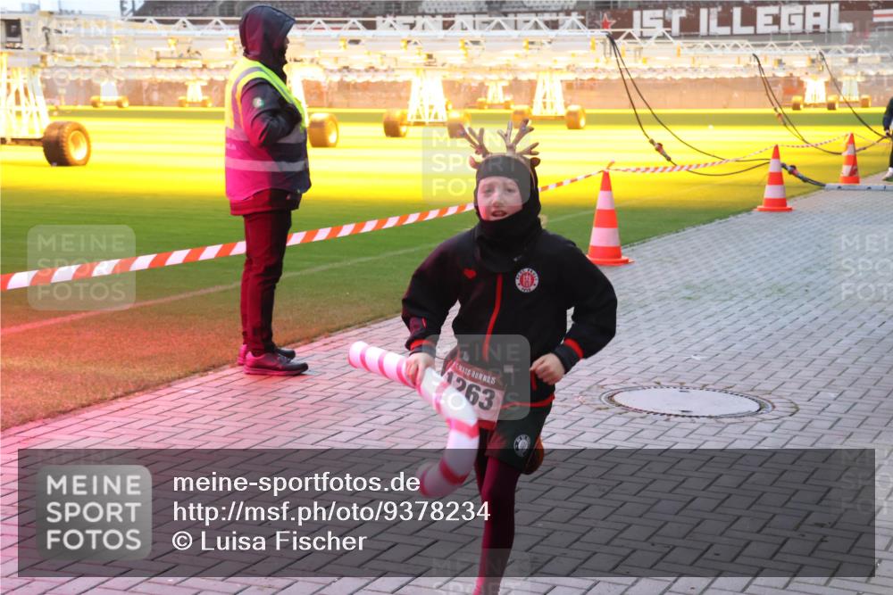 07.12.2025 - St. Pauli X-Mass-Run No. 15 Luisa Fischer http://msf.ph/oto/9378234 07.12.2025 10:04:01 Ziel 1, 15, 263, 185, 213, 214, 358, 399, 460, 940, 963, 965, 984, 1023, 1118, 1263, 1264, 1307, 1394, 1425, 1484, 1486, 1506, 1594, 1888, 2002, 2366, 2380, 2682, 2973, 2975, 3334, 3337, 3519, 3734, 4151, 4193, 4239, 4660, 4667, 4679, 4680 meine-sportfotos.de