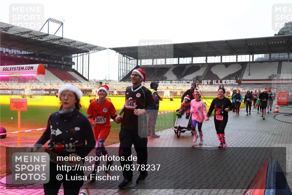 07.12.2025 - St. Pauli X-Mass-Run No. 15 Luisa Fischer http://msf.ph/oto/9378237 07.12.2025 10:29:20 Ziel 1095, 2051, 2046, 4543, 161, 165, 412, 1095, 1308, 1330, 1566, 2046, 2051, 2397, 2874, 2912, 2913, 3209, 3218, 3299, 3377, 3669, 3938, 3942, 4037, 4073, 4250, 4265, 4291, 4355, 4388, 4414, 4446, 4449, 4450, 4543, 4544 meine-sportfotos.de