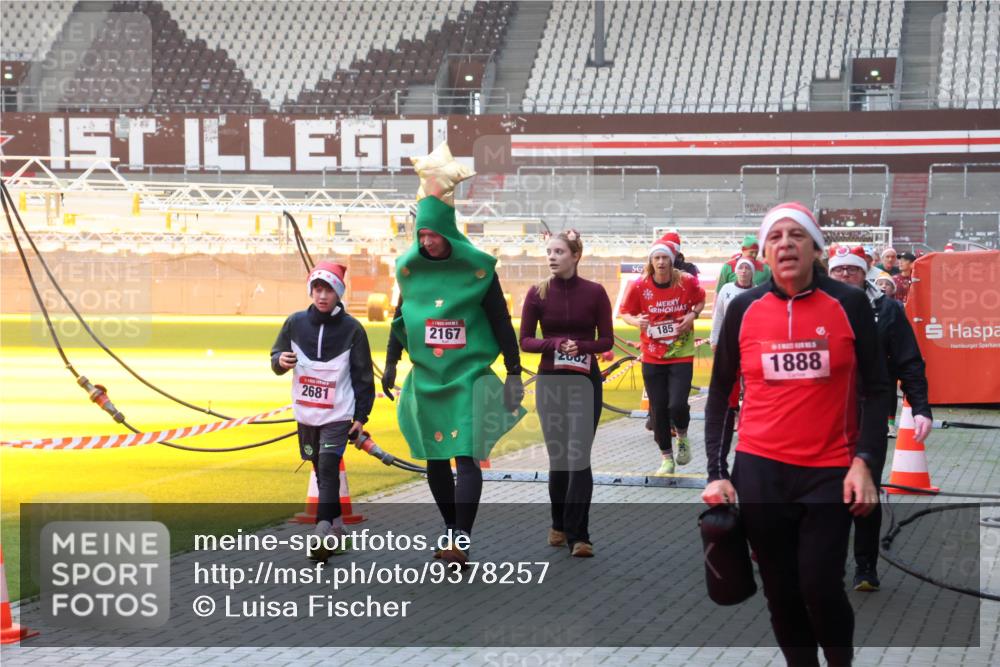 07.12.2025 - St. Pauli X-Mass-Run No. 15 Luisa Fischer http://msf.ph/oto/9378257 07.12.2025 10:04:08 Ziel 2681, 2167, 2002, 185, 1888, 185, 213, 214, 358, 399, 460, 626, 628, 709, 940, 963, 965, 984, 1023, 1027, 1028, 1263, 1264, 1307, 1394, 1425, 1484, 1486, 1506, 1888, 1906, 2002, 2110, 2112, 2366, 2380, 2682, 2973, 2975, 3198, 3334, 3337, 3340, 3359, 3519, 3734, 4151, 4193, 4239, 4660, 4667, 4679, 4680 meine-sportfotos.de