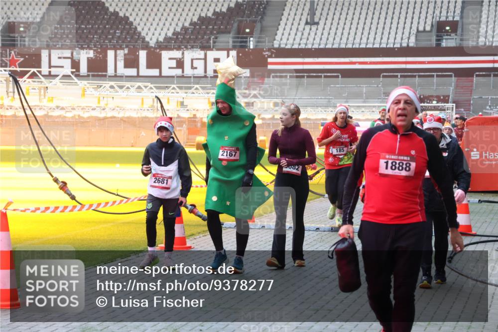 07.12.2025 - St. Pauli X-Mass-Run No. 15 Luisa Fischer http://msf.ph/oto/9378277 07.12.2025 10:04:08 Ziel 2681, 2167, 082, 185, 1888, 185, 213, 214, 358, 399, 460, 626, 628, 709, 940, 963, 965, 984, 1023, 1027, 1028, 1263, 1264, 1307, 1394, 1425, 1484, 1486, 1506, 1888, 1906, 2002, 2110, 2112, 2366, 2380, 2682, 2973, 2975, 3198, 3334, 3337, 3340, 3359, 3519, 3734, 4151, 4193, 4239, 4660, 4667, 4679, 4680 meine-sportfotos.de