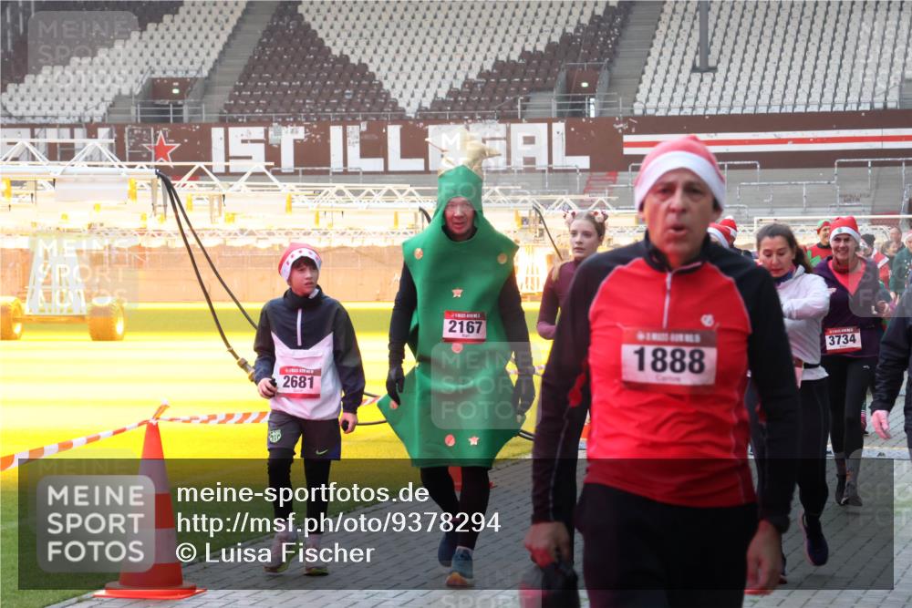 07.12.2025 - St. Pauli X-Mass-Run No. 15 Luisa Fischer http://msf.ph/oto/9378294 07.12.2025 10:04:10 Ziel 2681, 2167, 3734, 1888, 185, 213, 214, 358, 399, 626, 628, 709, 940, 965, 984, 1023, 1027, 1028, 1263, 1264, 1307, 1394, 1425, 1484, 1486, 1506, 1888, 1906, 2002, 2110, 2112, 2366, 2380, 2973, 2975, 3198, 3334, 3337, 3340, 3359, 3519, 3734, 4151, 4193, 4239, 4660, 4667, 4679, 4680 meine-sportfotos.de