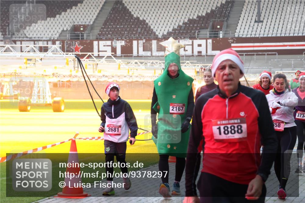 07.12.2025 - St. Pauli X-Mass-Run No. 15 Luisa Fischer http://msf.ph/oto/9378297 07.12.2025 10:04:11 Ziel 2681, 5, 2167, 1888, 58, 373, 185, 213, 214, 358, 399, 626, 628, 709, 940, 984, 1023, 1027, 1028, 1263, 1264, 1307, 1394, 1425, 1484, 1486, 1506, 1888, 1906, 2002, 2110, 2112, 2366, 2380, 2973, 2975, 3198, 3334, 3337, 3340, 3359, 3519, 3734, 4151, 4193, 4239, 4660, 4667, 4679, 4680 meine-sportfotos.de