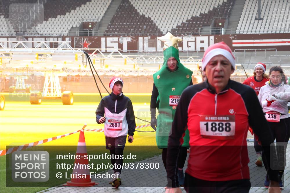 07.12.2025 - St. Pauli X-Mass-Run No. 15 Luisa Fischer http://msf.ph/oto/9378300 07.12.2025 10:04:11 Ziel 2681, 216, 1888, 5, 358, 185, 213, 214, 358, 399, 626, 628, 709, 940, 984, 1023, 1027, 1028, 1263, 1264, 1307, 1394, 1425, 1484, 1486, 1506, 1888, 1906, 2002, 2110, 2112, 2366, 2380, 2973, 2975, 3198, 3334, 3337, 3340, 3359, 3519, 3734, 4151, 4193, 4239, 4660, 4667, 4679, 4680 meine-sportfotos.de