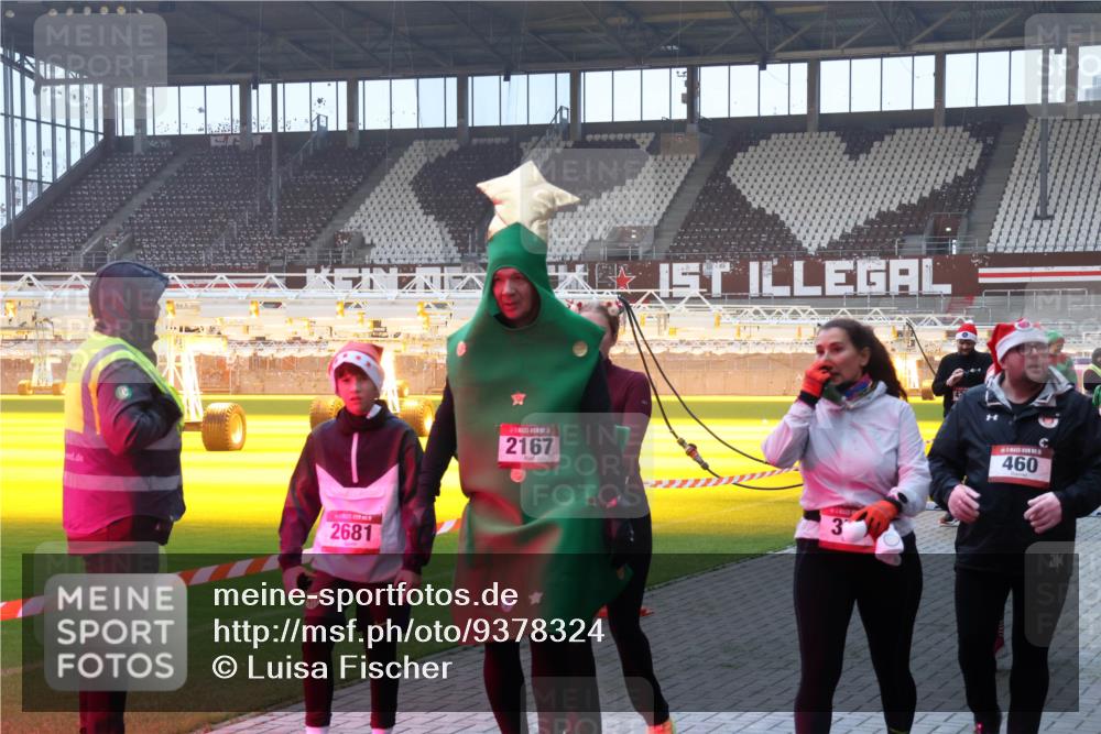 07.12.2025 - St. Pauli X-Mass-Run No. 15 Luisa Fischer http://msf.ph/oto/9378324 07.12.2025 10:04:15 Ziel 2681, 1, 2167, 3, 460, 185, 213, 214, 358, 399, 626, 628, 709, 940, 984, 1023, 1027, 1028, 1263, 1264, 1307, 1394, 1425, 1484, 1486, 1506, 1888, 1906, 2002, 2110, 2112, 2366, 2380, 3198, 3334, 3337, 3340, 3359, 3519, 3734, 4151, 4193, 4239, 4660, 4667, 4679, 4680 meine-sportfotos.de