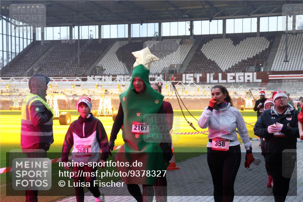07.12.2025 - St. Pauli X-Mass-Run No. 15 Luisa Fischer http://msf.ph/oto/9378327 07.12.2025 10:04:16 Ziel 2681, 5, 2167, 1, 358, 423, 185, 213, 214, 358, 399, 626, 628, 709, 940, 984, 1023, 1027, 1028, 1263, 1264, 1307, 1394, 1425, 1484, 1486, 1506, 1888, 1906, 2002, 2110, 2112, 2366, 2380, 3198, 3334, 3337, 3340, 3359, 3519, 3734, 4151, 4193, 4239, 4660, 4667, 4679, 4680 meine-sportfotos.de