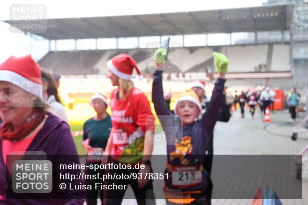 07.12.2025 - St. Pauli X-Mass-Run No. 15 Luisa Fischer http://msf.ph/oto/9378351 07.12.2025 10:04:19 Ziel 15, 213, 185, 213, 214, 358, 399, 626, 628, 709, 940, 984, 1023, 1027, 1028, 1263, 1264, 1307, 1394, 1425, 1484, 1486, 1506, 1888, 1906, 2002, 2110, 2112, 2366, 2380, 3198, 3334, 3337, 3340, 3359, 3519, 3734, 4151, 4193, 4239, 4660, 4667, 4679, 4680 meine-sportfotos.de