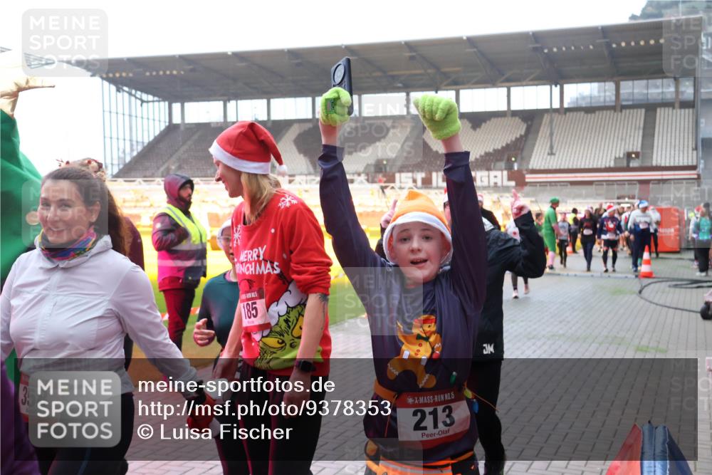 07.12.2025 - St. Pauli X-Mass-Run No. 15 Luisa Fischer http://msf.ph/oto/9378353 07.12.2025 10:04:19 Ziel 358, 185, 15, 213, 3, 185, 213, 214, 358, 399, 626, 628, 709, 940, 984, 1023, 1027, 1028, 1263, 1264, 1307, 1394, 1425, 1484, 1486, 1506, 1888, 1906, 2002, 2110, 2112, 2366, 2380, 3198, 3334, 3337, 3340, 3359, 3519, 3734, 4151, 4193, 4239, 4660, 4667, 4679, 4680 meine-sportfotos.de