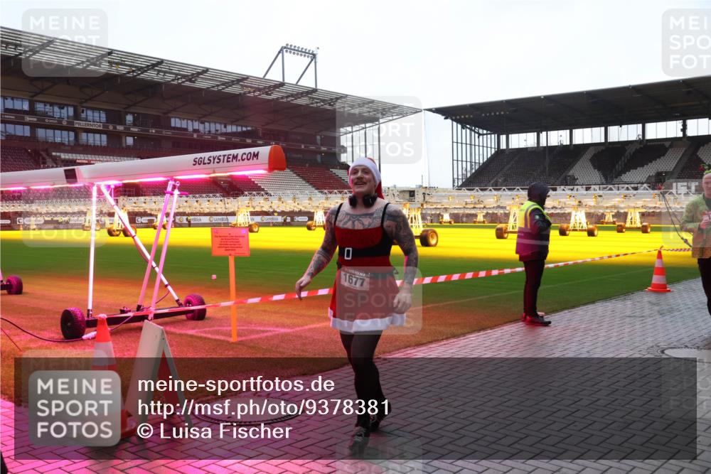 07.12.2025 - St. Pauli X-Mass-Run No. 15 Luisa Fischer http://msf.ph/oto/9378381 07.12.2025 10:29:46 Ziel 1677, 161, 165, 450, 458, 1039, 1198, 1201, 1204, 1209, 1308, 1330, 1373, 1548, 1550, 1677, 1842, 2001, 2874, 3080, 3115, 3299, 3468, 3469, 3470, 3669, 3938, 3942, 4007, 4009, 4073, 4126, 4264, 4265, 4266, 4291, 4293, 4296, 4440, 4531, 4695 meine-sportfotos.de