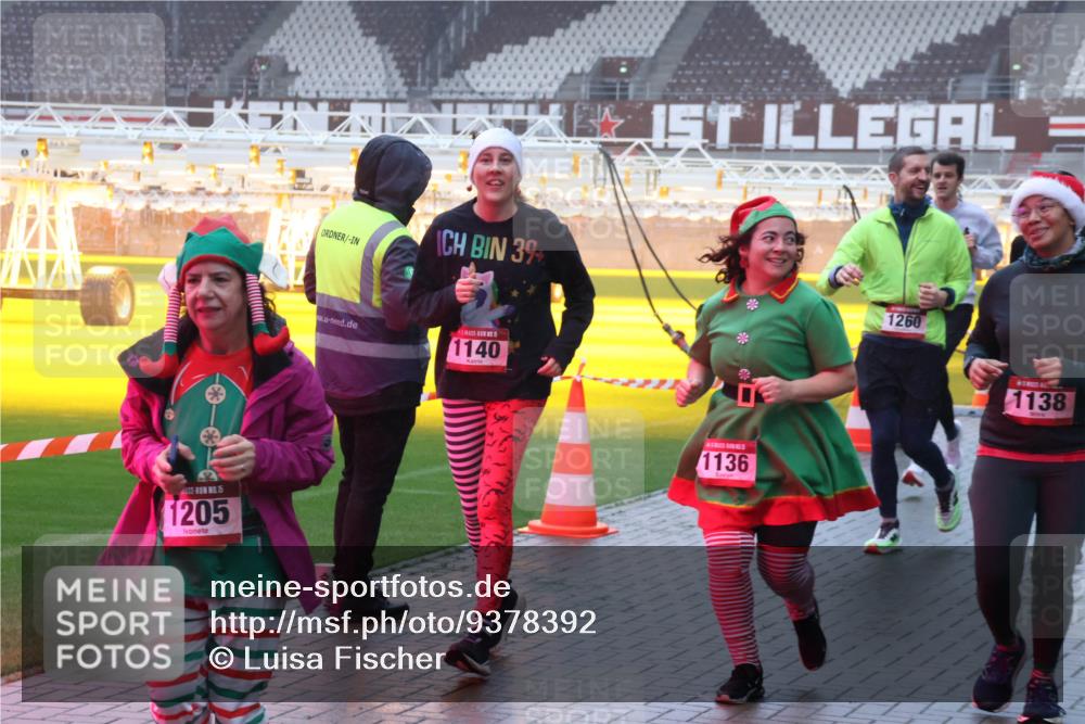 07.12.2025 - St. Pauli X-Mass-Run No. 15 Luisa Fischer http://msf.ph/oto/9378392 07.12.2025 11:09:40 Ziel 15, 1205, 39, 5, 1140, 1136, 1260, 1138, 44, 51, 59, 66, 266, 330, 335, 338, 341, 495, 496, 558, 619, 971, 1084, 1110, 1136, 1138, 1140, 1205, 1211, 1260, 1463, 1477, 1502, 1511, 1574, 1641, 1851, 1870, 1945, 1974, 2042, 2070, 2879, 2898, 3151, 4190, 4191 meine-sportfotos.de