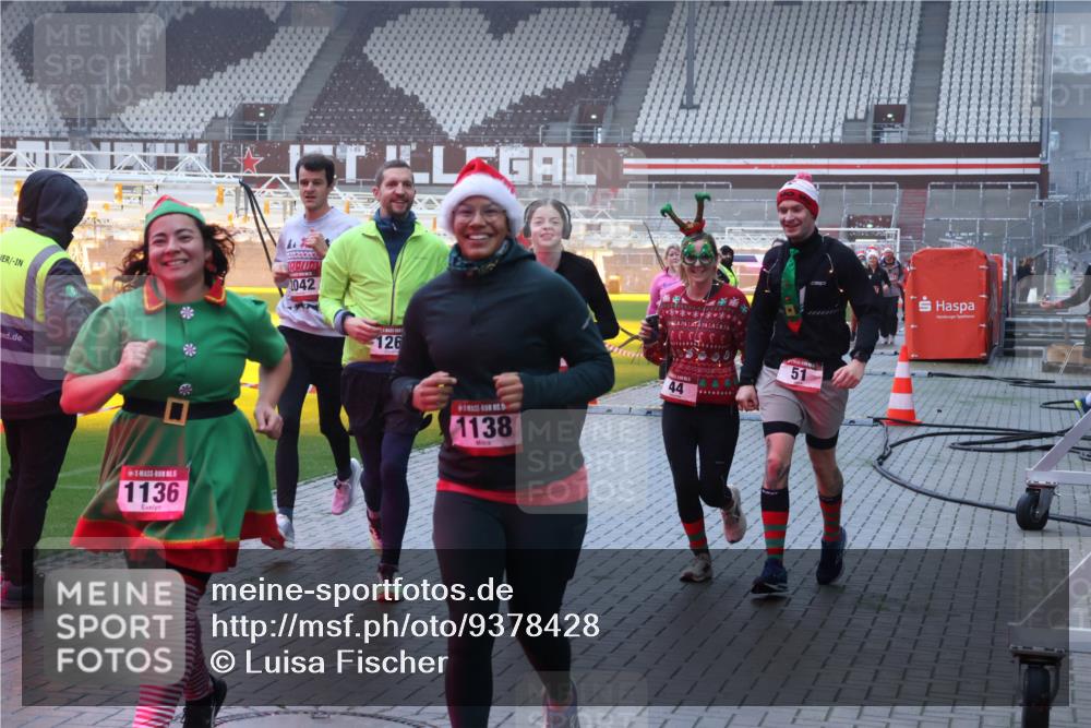 07.12.2025 - St. Pauli X-Mass-Run No. 15 Luisa Fischer http://msf.ph/oto/9378428 07.12.2025 11:09:41 Ziel 2042, 5, 1136, 126, 1138, 44, 51, 44, 51, 59, 66, 266, 330, 335, 338, 341, 495, 496, 558, 619, 971, 1084, 1110, 1136, 1138, 1140, 1205, 1211, 1260, 1463, 1477, 1502, 1511, 1574, 1641, 1851, 1870, 1945, 1974, 2042, 2070, 2879, 2898, 3151, 4190, 4191 meine-sportfotos.de