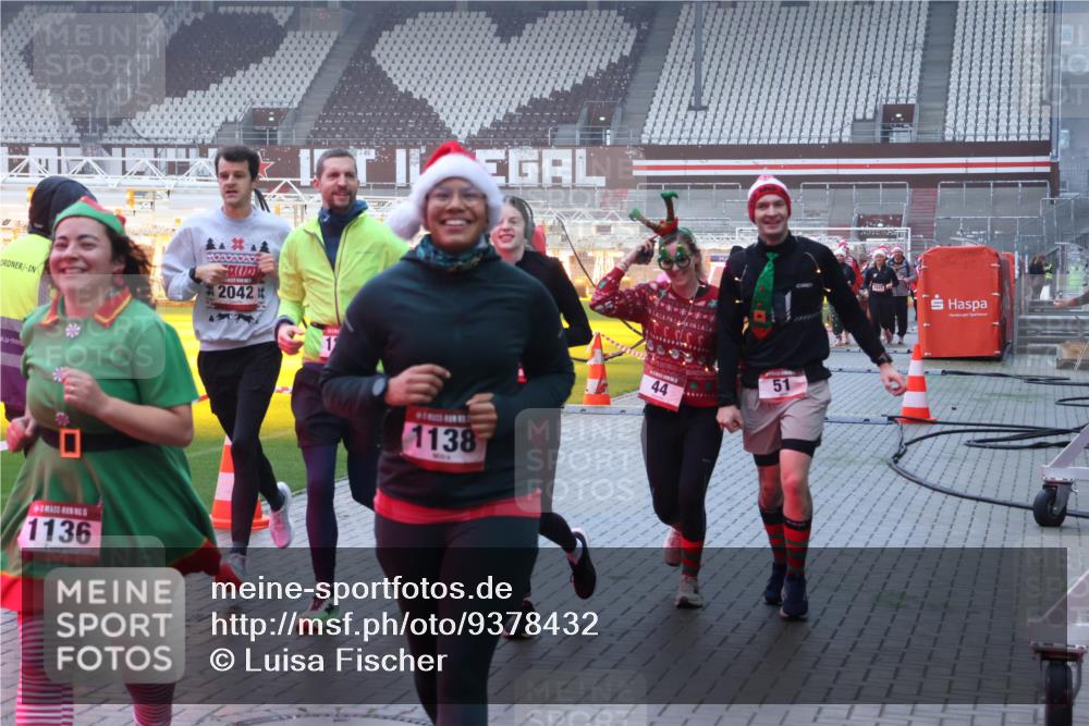 07.12.2025 - St. Pauli X-Mass-Run No. 15 Luisa Fischer http://msf.ph/oto/9378432 07.12.2025 11:09:42 Ziel 2042, 1136, 1138, 44, 51, 44, 51, 59, 66, 266, 330, 335, 338, 341, 495, 496, 558, 619, 971, 1084, 1110, 1136, 1138, 1140, 1205, 1211, 1260, 1463, 1477, 1502, 1511, 1574, 1641, 1851, 1870, 1945, 1974, 2042, 2070, 2879, 2898, 3151, 4190, 4191 meine-sportfotos.de
