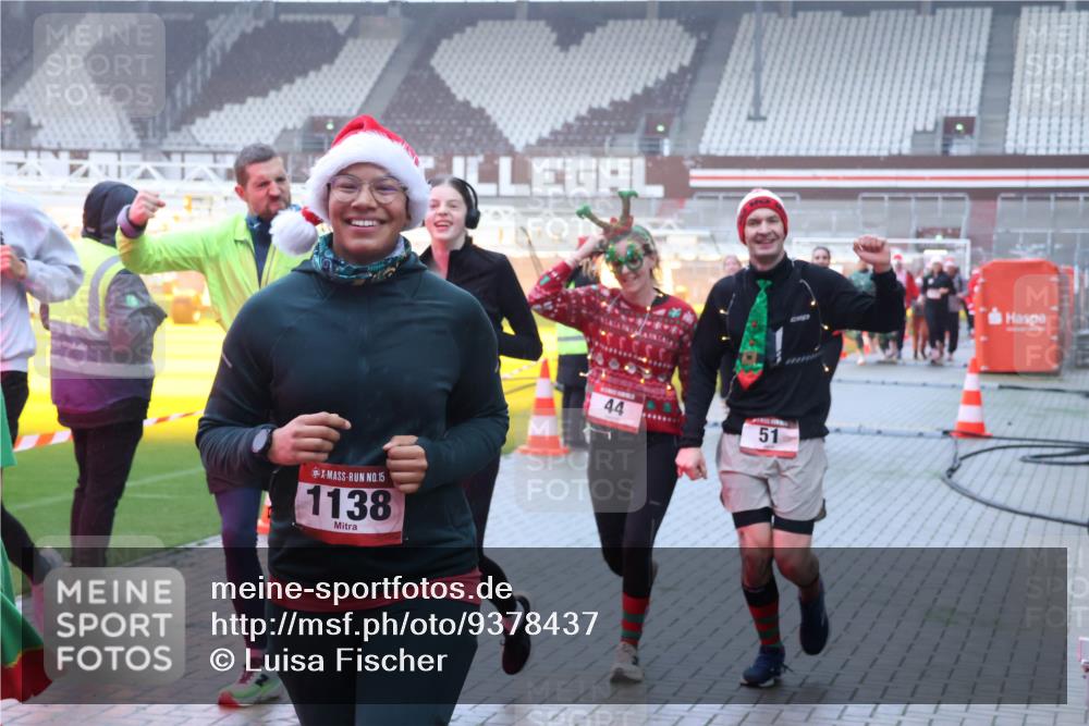 07.12.2025 - St. Pauli X-Mass-Run No. 15 Luisa Fischer http://msf.ph/oto/9378437 07.12.2025 11:09:42 Ziel 15, 1138, 44, 51, 44, 51, 59, 66, 266, 330, 335, 338, 341, 495, 496, 558, 619, 971, 1084, 1110, 1136, 1138, 1140, 1205, 1211, 1260, 1463, 1477, 1502, 1511, 1574, 1641, 1851, 1870, 1945, 1974, 2042, 2070, 2879, 2898, 3151, 4190, 4191 meine-sportfotos.de