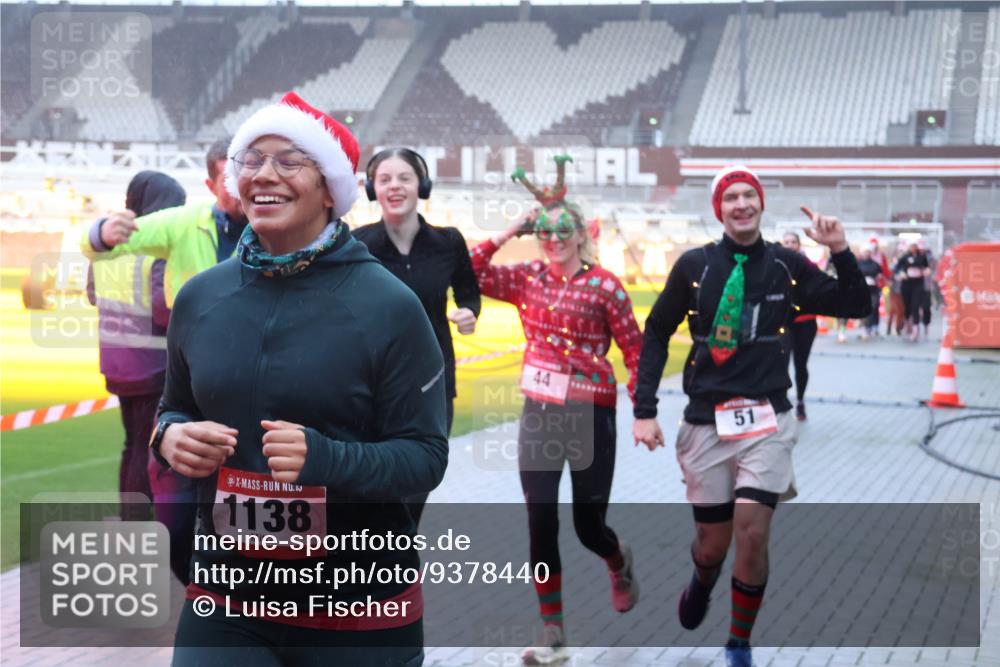 07.12.2025 - St. Pauli X-Mass-Run No. 15 Luisa Fischer http://msf.ph/oto/9378440 07.12.2025 11:09:43 Ziel 1138, 44, 51, 44, 51, 59, 66, 266, 330, 335, 338, 341, 495, 496, 558, 619, 971, 1084, 1110, 1136, 1138, 1140, 1205, 1211, 1260, 1463, 1477, 1502, 1511, 1574, 1579, 1582, 1641, 1851, 1870, 1945, 1974, 2042, 2070, 2879, 2898, 3151, 4190, 4191 meine-sportfotos.de