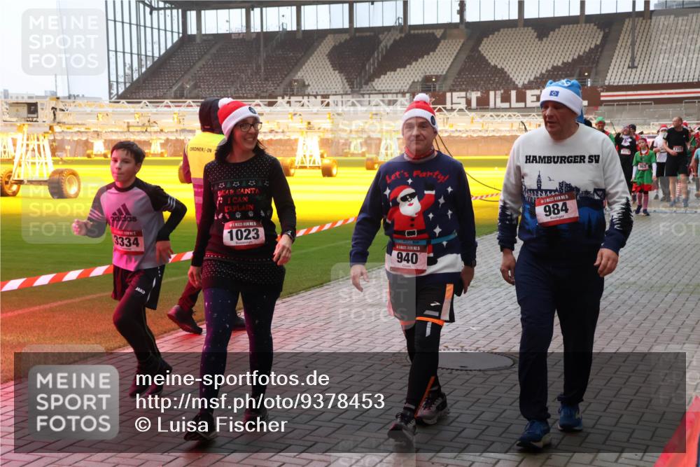 07.12.2025 - St. Pauli X-Mass-Run No. 15 Luisa Fischer http://msf.ph/oto/9378453 07.12.2025 10:04:36 Ziel 3334, 1023, 15, 940, 3510, 1307, 15, 984, 113, 185, 399, 626, 628, 709, 1027, 1028, 1291, 1302, 1307, 1394, 1425, 1522, 1712, 1738, 1871, 1906, 2110, 2112, 2366, 2454, 3188, 3198, 3337, 3340, 3359, 3519, 3734, 4151, 4673 meine-sportfotos.de