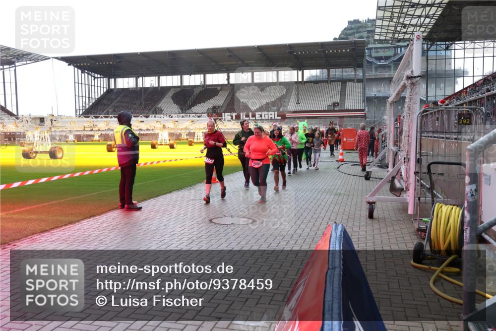 07.12.2025 - St. Pauli X-Mass-Run No. 15 Luisa Fischer http://msf.ph/oto/9378459 07.12.2025 10:30:02 Ziel 1373, 2001, 292, 10, 423, 426, 450, 458, 1039, 1090, 1091, 1198, 1201, 1204, 1209, 1373, 1548, 1550, 1669, 1677, 1842, 2001, 2878, 3080, 3115, 3299, 3468, 3469, 3470, 3494, 3497, 3516, 3517, 3938, 3942, 4007, 4009, 4126, 4264, 4266, 4293, 4296, 4440, 4472, 4476, 4531, 4533, 4534, 4546, 4695 meine-sportfotos.de