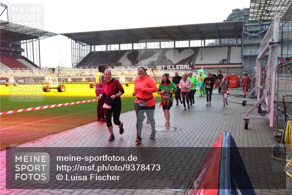 07.12.2025 - St. Pauli X-Mass-Run No. 15 Luisa Fischer http://msf.ph/oto/9378473 07.12.2025 10:30:04 Ziel 1373, 2001, 4264, 429, 3469, 1440, 10, 423, 426, 450, 458, 1039, 1090, 1091, 1198, 1201, 1204, 1209, 1373, 1548, 1550, 1669, 1677, 1842, 2001, 2878, 3080, 3115, 3299, 3468, 3469, 3470, 3494, 3497, 3516, 3517, 3938, 3942, 4007, 4009, 4126, 4264, 4266, 4293, 4296, 4440, 4472, 4476, 4531, 4533, 4534, 4546, 4695 meine-sportfotos.de
