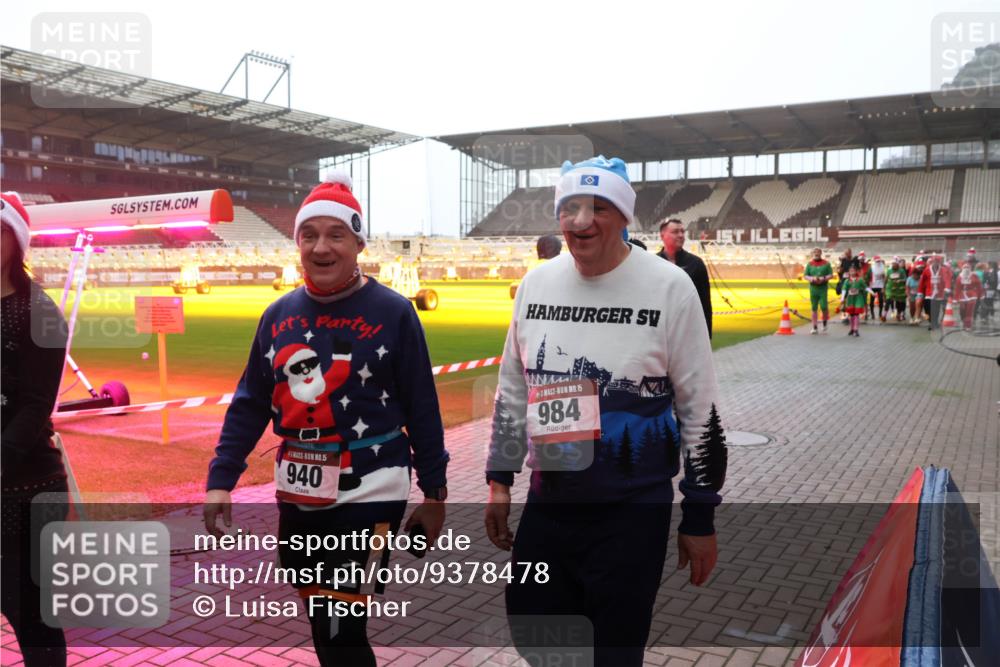 07.12.2025 - St. Pauli X-Mass-Run No. 15 Luisa Fischer http://msf.ph/oto/9378478 07.12.2025 10:04:39 Ziel 15, 940, 15, 984, 113, 399, 626, 628, 709, 1027, 1028, 1291, 1302, 1307, 1394, 1425, 1522, 1701, 1712, 1738, 1871, 1906, 2110, 2112, 2454, 3188, 3198, 3337, 3340, 3359, 3519, 3911, 4151, 4673 meine-sportfotos.de