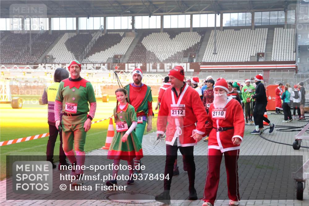 07.12.2025 - St. Pauli X-Mass-Run No. 15 Luisa Fischer http://msf.ph/oto/9378494 07.12.2025 10:04:51 Ziel 965, 963, 28, 2112, 5, 2112, 2110, 113, 709, 713, 1027, 1028, 1291, 1302, 1522, 1701, 1712, 1738, 1871, 1906, 2454, 2569, 2570, 3188, 3198, 3340, 3359, 3477, 3894, 3911, 4080, 4553, 4557, 4673 meine-sportfotos.de