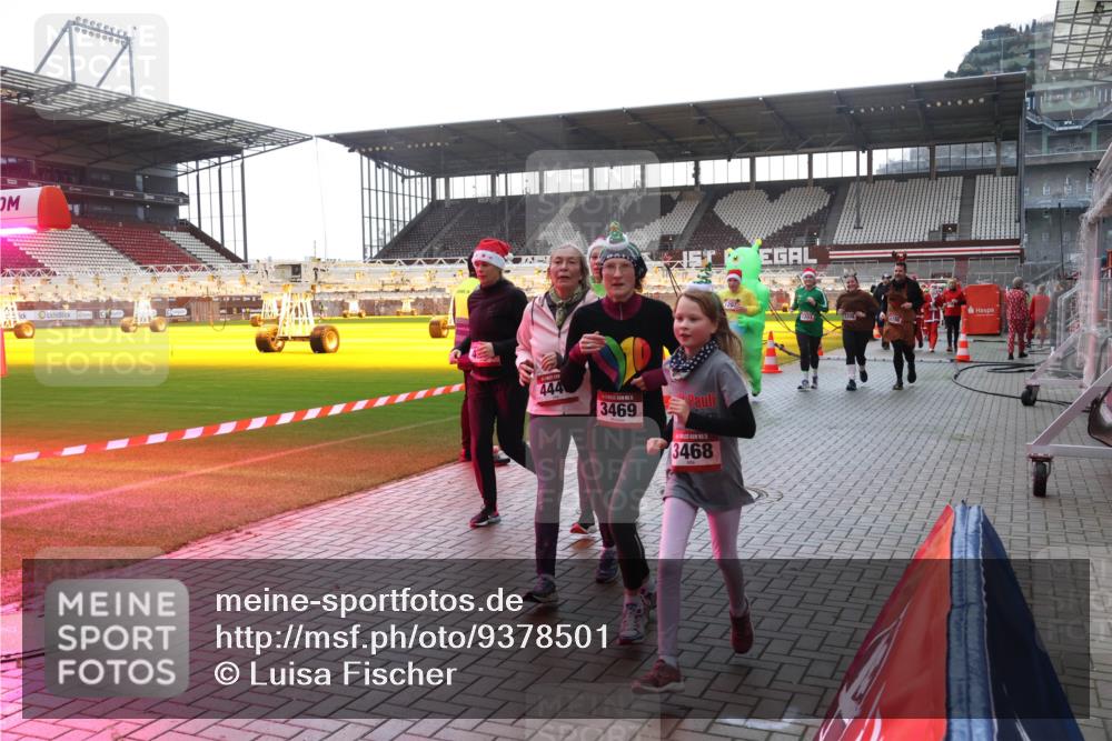 07.12.2025 - St. Pauli X-Mass-Run No. 15 Luisa Fischer http://msf.ph/oto/9378501 07.12.2025 10:30:07 Ziel 444, 3469, 3468, 1201, 10, 423, 426, 450, 458, 1039, 1090, 1091, 1198, 1201, 1204, 1209, 1373, 1548, 1550, 1669, 1677, 1842, 2001, 2878, 3080, 3115, 3468, 3469, 3470, 3494, 3497, 3516, 3517, 4007, 4009, 4126, 4264, 4266, 4293, 4296, 4440, 4472, 4476, 4531, 4533, 4534, 4546, 4695 meine-sportfotos.de