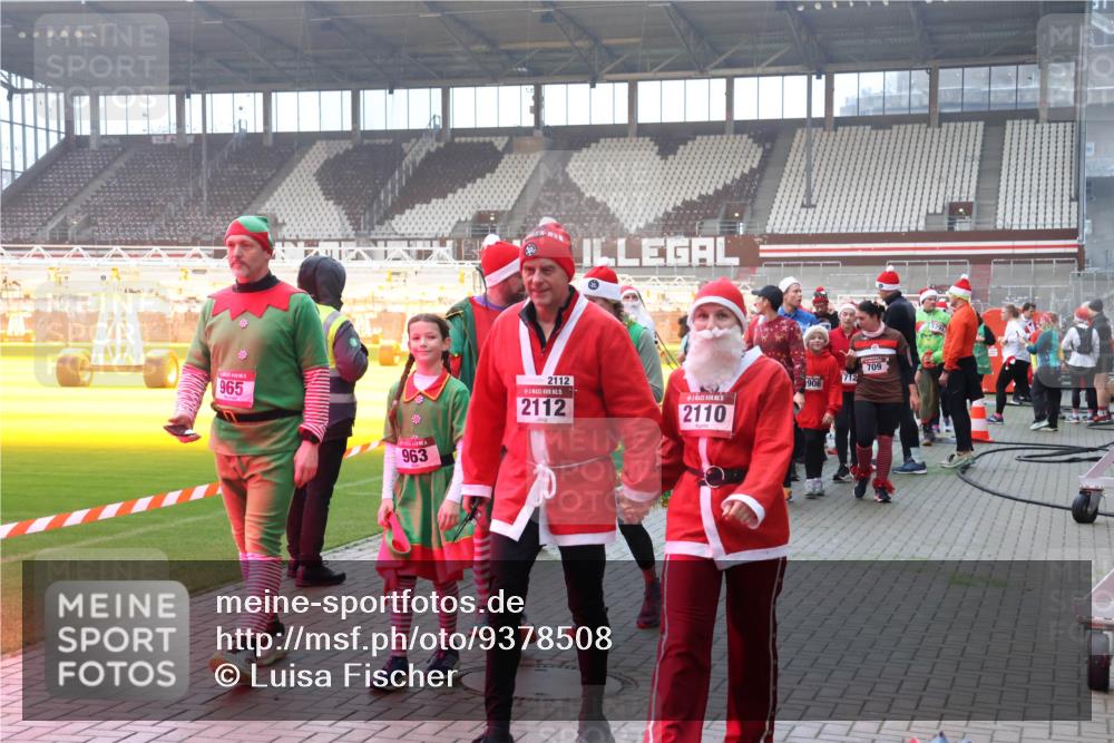 07.12.2025 - St. Pauli X-Mass-Run No. 15 Luisa Fischer http://msf.ph/oto/9378508 07.12.2025 10:04:52 Ziel 965, 963, 2112, 15, 2112, 709, 712, 906, 2110, 113, 709, 713, 1291, 1302, 1522, 1701, 1712, 1738, 1871, 1906, 2454, 2569, 2570, 3188, 3198, 3340, 3477, 3894, 3911, 4080, 4553, 4557, 4673 meine-sportfotos.de
