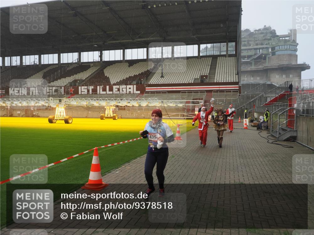 07.12.2025 - St. Pauli X-Mass-Run No. 15 Fabian Wolf http://msf.ph/oto/9378518 07.12.2025 10:07:03 Ziel 217, 366, 421, 792, 867, 972, 975, 1103, 1505, 1572, 1735, 1736, 3189, 3414, 3945, 4354 meine-sportfotos.de