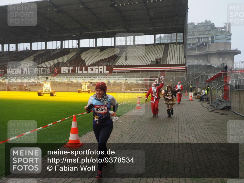 07.12.2025 - St. Pauli X-Mass-Run No. 15 Fabian Wolf http://msf.ph/oto/9378534 07.12.2025 10:07:03 Ziel 217, 366, 421, 792, 867, 972, 975, 1103, 1505, 1572, 1735, 1736, 3189, 3414, 3945, 4354 meine-sportfotos.de