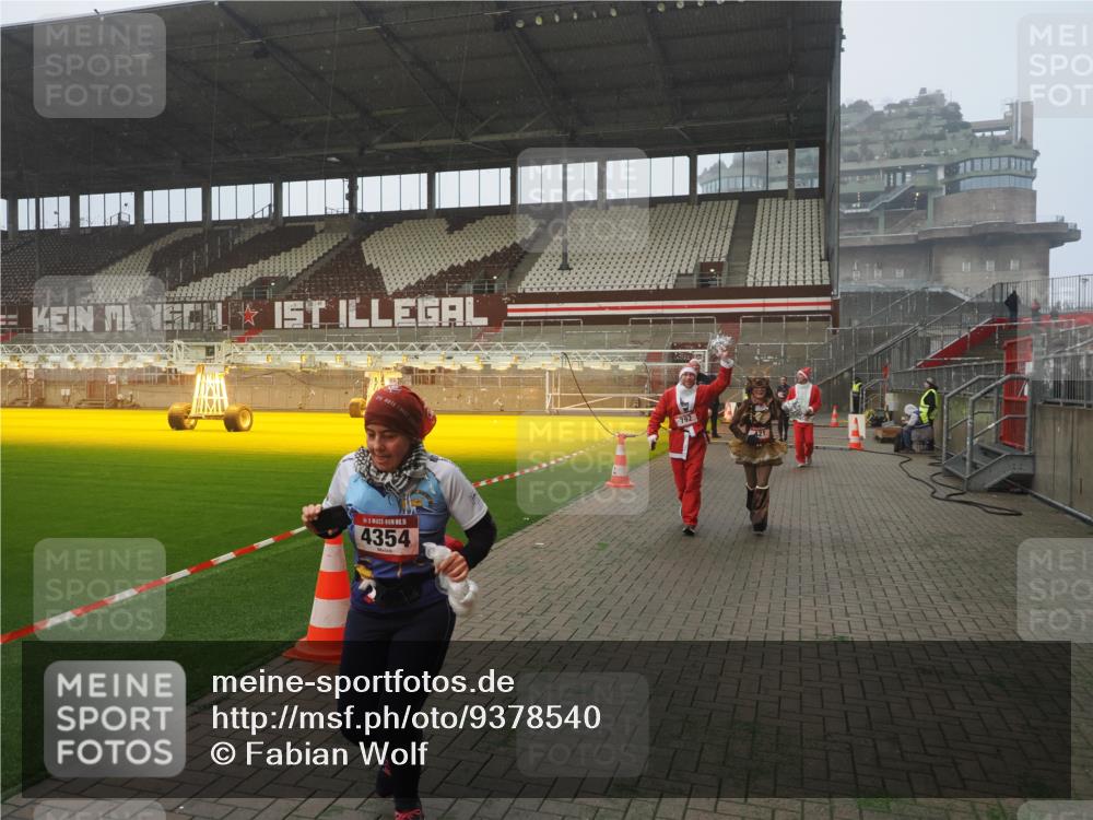 07.12.2025 - St. Pauli X-Mass-Run No. 15 Fabian Wolf http://msf.ph/oto/9378540 07.12.2025 10:07:04 Ziel 217, 366, 421, 792, 867, 972, 975, 1103, 1505, 1572, 1735, 1736, 3189, 3414, 3945, 4354 meine-sportfotos.de