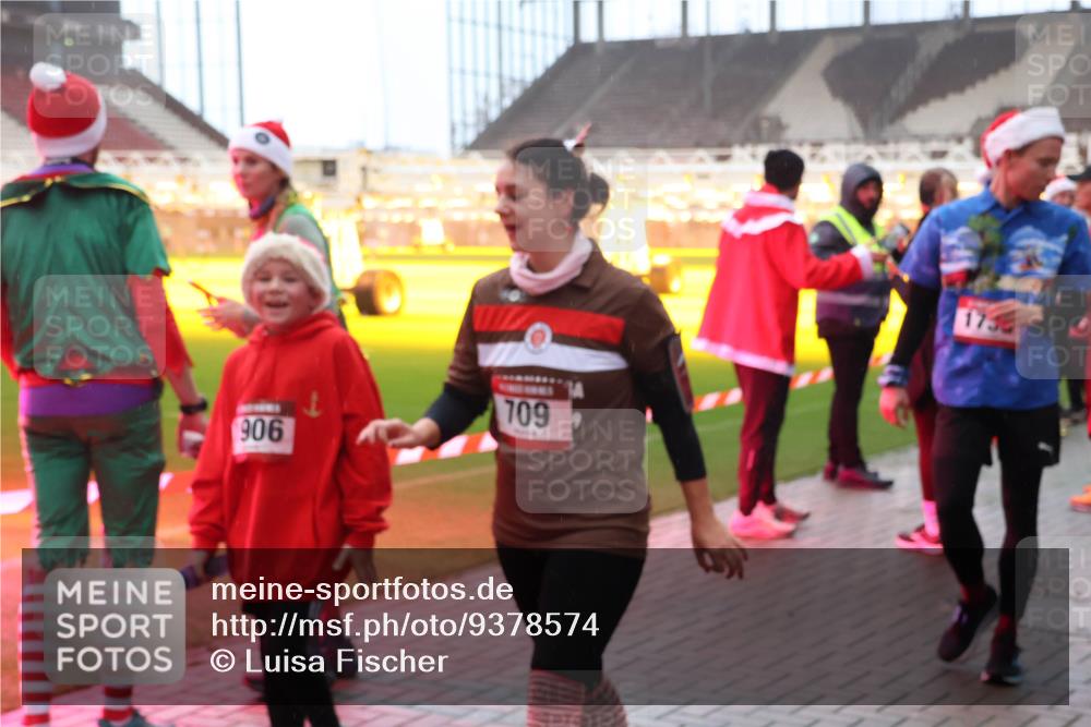 07.12.2025 - St. Pauli X-Mass-Run No. 15 Luisa Fischer http://msf.ph/oto/9378574 07.12.2025 10:05:00 Ziel 906, 709, 173, 113, 713, 1217, 1291, 1302, 1522, 1701, 1712, 1738, 1871, 2454, 2569, 2570, 3188, 3477, 3894, 3911, 4080, 4553, 4557, 4673 meine-sportfotos.de