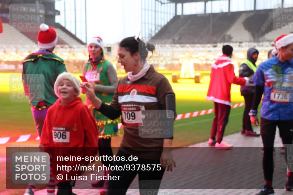 07.12.2025 - St. Pauli X-Mass-Run No. 15 Luisa Fischer http://msf.ph/oto/9378575 07.12.2025 10:05:01 Ziel 1027, 906, 709, 1738, 113, 713, 1217, 1291, 1302, 1522, 1701, 1712, 1738, 1871, 2454, 2569, 2570, 3188, 3477, 3894, 3911, 4080, 4553, 4557, 4673 meine-sportfotos.de