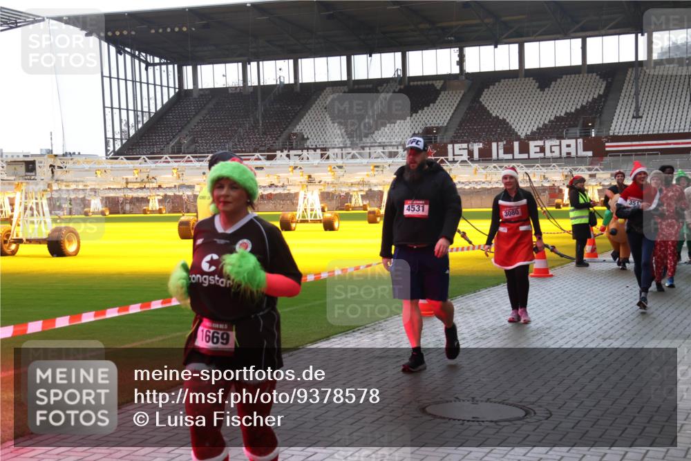 07.12.2025 - St. Pauli X-Mass-Run No. 15 Luisa Fischer http://msf.ph/oto/9378578 07.12.2025 10:30:20 Ziel 4531, 1669, 3080, 351, 10, 423, 426, 450, 458, 1039, 1090, 1091, 1198, 1201, 1204, 1209, 1373, 1669, 1696, 2001, 2369, 2878, 3080, 3468, 3469, 3494, 3497, 3516, 3517, 4007, 4009, 4126, 4264, 4266, 4293, 4296, 4440, 4472, 4476, 4531, 4533, 4534, 4546, 4695 meine-sportfotos.de