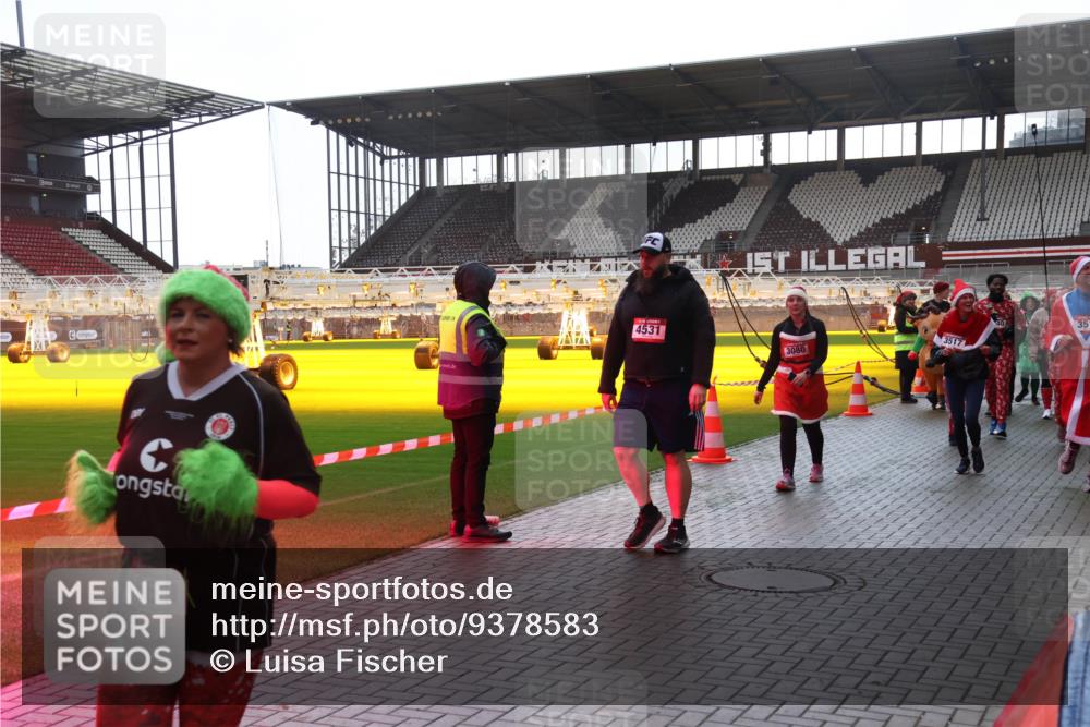 07.12.2025 - St. Pauli X-Mass-Run No. 15 Luisa Fischer http://msf.ph/oto/9378583 07.12.2025 10:30:20 Ziel 1669, 4531, 3080, 3517, 35, 10, 423, 426, 450, 458, 1039, 1090, 1091, 1198, 1201, 1204, 1209, 1373, 1669, 1696, 2001, 2369, 2878, 3080, 3468, 3469, 3494, 3497, 3516, 3517, 4007, 4009, 4126, 4264, 4266, 4293, 4296, 4440, 4472, 4476, 4531, 4533, 4534, 4546, 4695 meine-sportfotos.de
