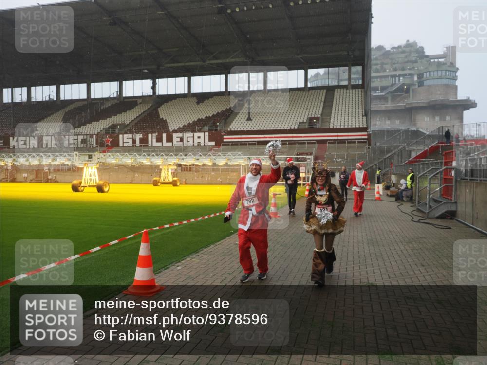 07.12.2025 - St. Pauli X-Mass-Run No. 15 Fabian Wolf http://msf.ph/oto/9378596 07.12.2025 10:07:05 Ziel 217, 366, 421, 792, 972, 975, 1103, 1505, 1572, 1735, 1736, 3189, 3414, 3945, 4354 meine-sportfotos.de