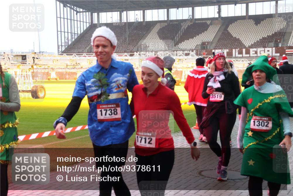 07.12.2025 - St. Pauli X-Mass-Run No. 15 Luisa Fischer http://msf.ph/oto/9378611 07.12.2025 10:05:02 Ziel 1738, 1712, 3519, 1302, 113, 713, 1217, 1291, 1302, 1522, 1701, 1712, 1738, 1871, 2454, 2569, 2570, 3188, 3477, 3894, 3911, 4080, 4553, 4557, 4673 meine-sportfotos.de