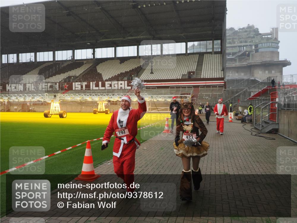 07.12.2025 - St. Pauli X-Mass-Run No. 15 Fabian Wolf http://msf.ph/oto/9378612 07.12.2025 10:07:06 Ziel 217, 366, 421, 792, 972, 975, 1103, 1505, 1572, 1735, 1736, 3414, 3945, 4354 meine-sportfotos.de