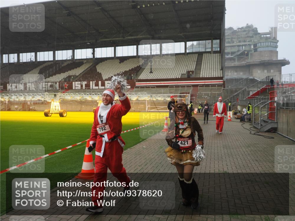 07.12.2025 - St. Pauli X-Mass-Run No. 15 Fabian Wolf http://msf.ph/oto/9378620 07.12.2025 10:07:06 Ziel 217, 366, 421, 792, 972, 975, 1103, 1505, 1572, 1735, 1736, 3414, 3945, 4354 meine-sportfotos.de