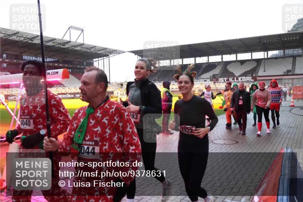 07.12.2025 - St. Pauli X-Mass-Run No. 15 Luisa Fischer http://msf.ph/oto/9378631 07.12.2025 10:30:27 Ziel 4040, 044, 93, 2922, 3497, 10, 423, 426, 1090, 1091, 1198, 1201, 1204, 1209, 1669, 1696, 2369, 2878, 3468, 3469, 3494, 3497, 3516, 3517, 4126, 4472, 4476, 4533, 4534, 4546 meine-sportfotos.de
