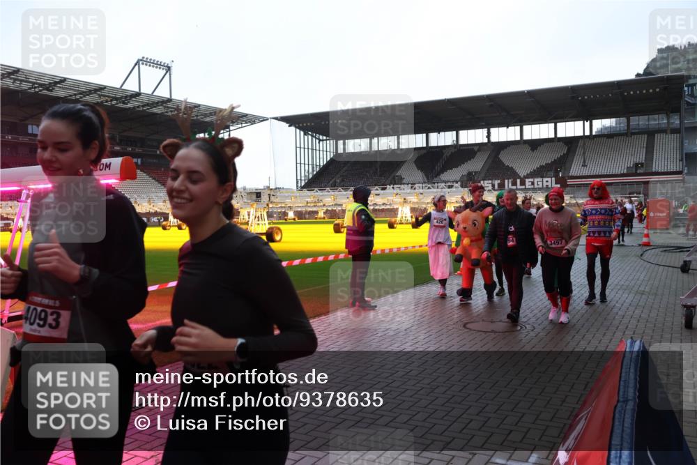 07.12.2025 - St. Pauli X-Mass-Run No. 15 Luisa Fischer http://msf.ph/oto/9378635 07.12.2025 10:30:28 Ziel 426, 4093, 137, 94, 3497, 10, 423, 426, 1090, 1091, 1198, 1201, 1204, 1209, 1669, 1696, 2369, 2878, 3468, 3469, 3494, 3497, 3516, 3517, 4126, 4472, 4476, 4533, 4534, 4546 meine-sportfotos.de