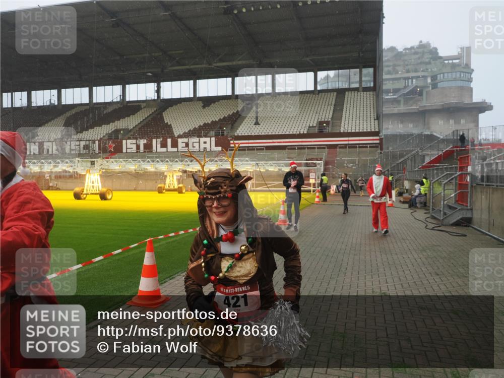 07.12.2025 - St. Pauli X-Mass-Run No. 15 Fabian Wolf http://msf.ph/oto/9378636 07.12.2025 10:07:07 Ziel 366, 421, 792, 972, 975, 1505, 1572, 1735, 1736, 3414, 3945, 4354 meine-sportfotos.de