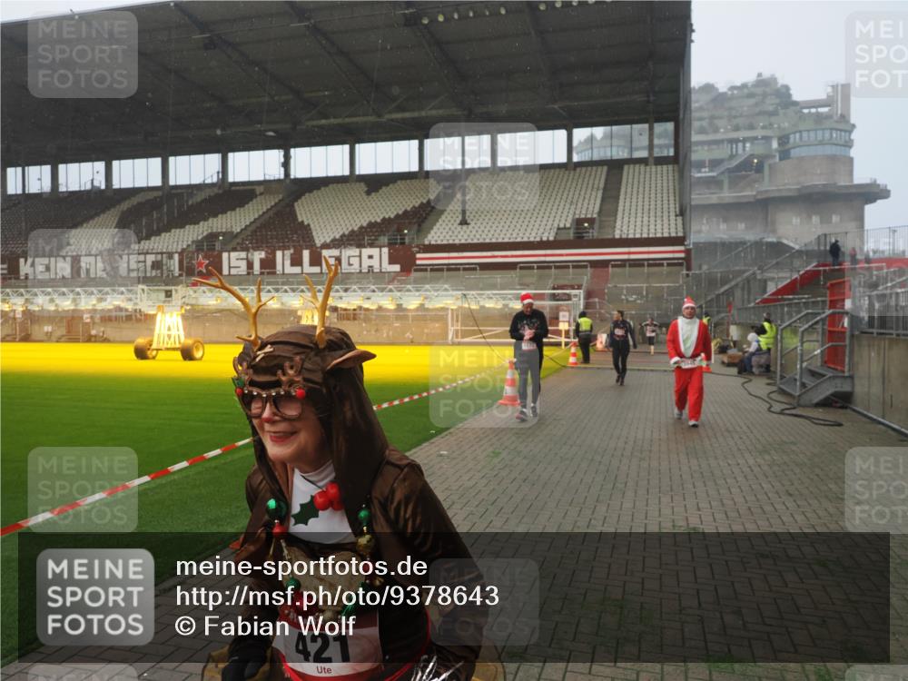 07.12.2025 - St. Pauli X-Mass-Run No. 15 Fabian Wolf http://msf.ph/oto/9378643 07.12.2025 10:07:07 Ziel 366, 421, 792, 972, 975, 1505, 1572, 1735, 1736, 3414, 3945, 4354 meine-sportfotos.de