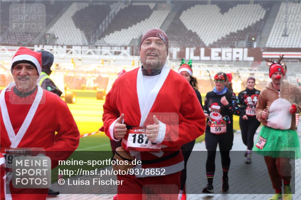 07.12.2025 - St. Pauli X-Mass-Run No. 15 Luisa Fischer http://msf.ph/oto/9378652 07.12.2025 11:10:06 Ziel 15, 1974, 140, 187, 59, 30, 44, 51, 59, 66, 266, 330, 558, 696, 720, 737, 755, 814, 863, 971, 1084, 1110, 1157, 1163, 1260, 1463, 1477, 1579, 1582, 1641, 1851, 1870, 1945, 1974, 2042, 3151, 4190, 4191 meine-sportfotos.de