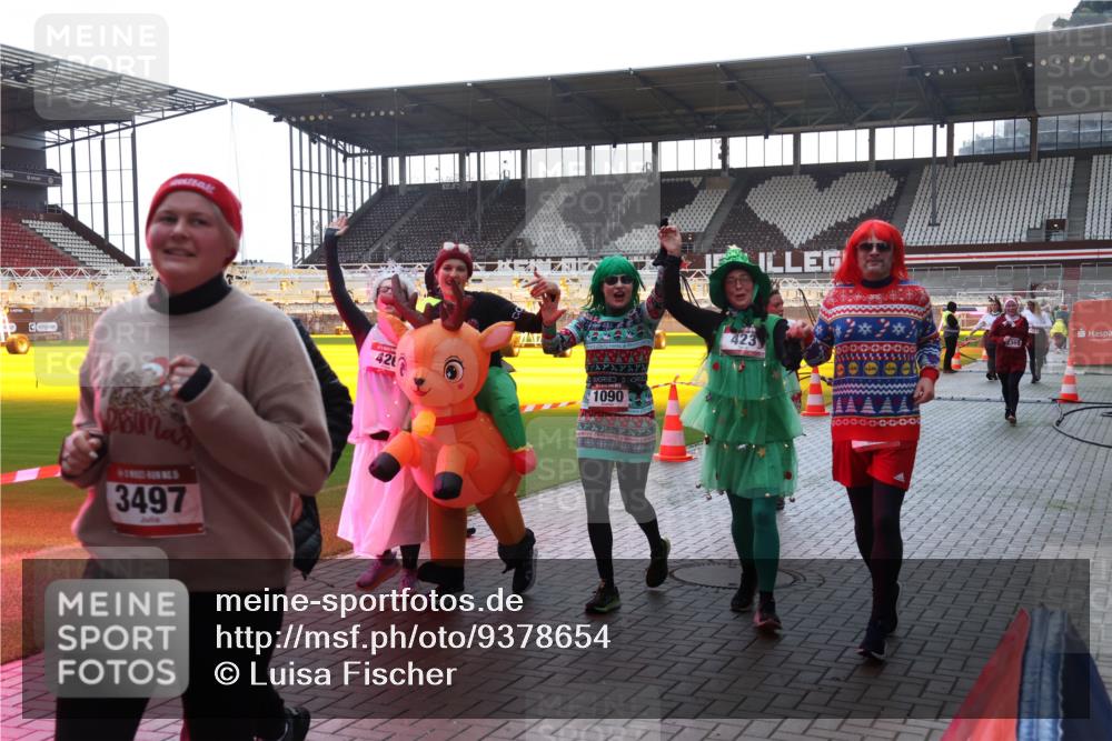 07.12.2025 - St. Pauli X-Mass-Run No. 15 Luisa Fischer http://msf.ph/oto/9378654 07.12.2025 10:30:30 Ziel 3497, 42, 1090, 423, 2369, 10, 423, 426, 1090, 1091, 1198, 1201, 1204, 1209, 1669, 1696, 2369, 2878, 3468, 3469, 3494, 3497, 3516, 3517, 4472, 4476, 4533, 4534, 4546 meine-sportfotos.de