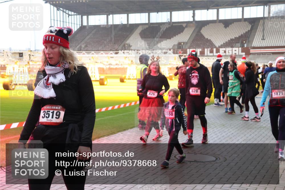 07.12.2025 - St. Pauli X-Mass-Run No. 15 Luisa Fischer http://msf.ph/oto/9378668 07.12.2025 10:05:06 Ziel 15, 3519, 626, 628, 3188, 1871, 113, 713, 1217, 1291, 1302, 1522, 1701, 1712, 1738, 1871, 1973, 1991, 2168, 2249, 2454, 2569, 2570, 3188, 3477, 3894, 3911, 4080, 4553, 4557, 4673 meine-sportfotos.de