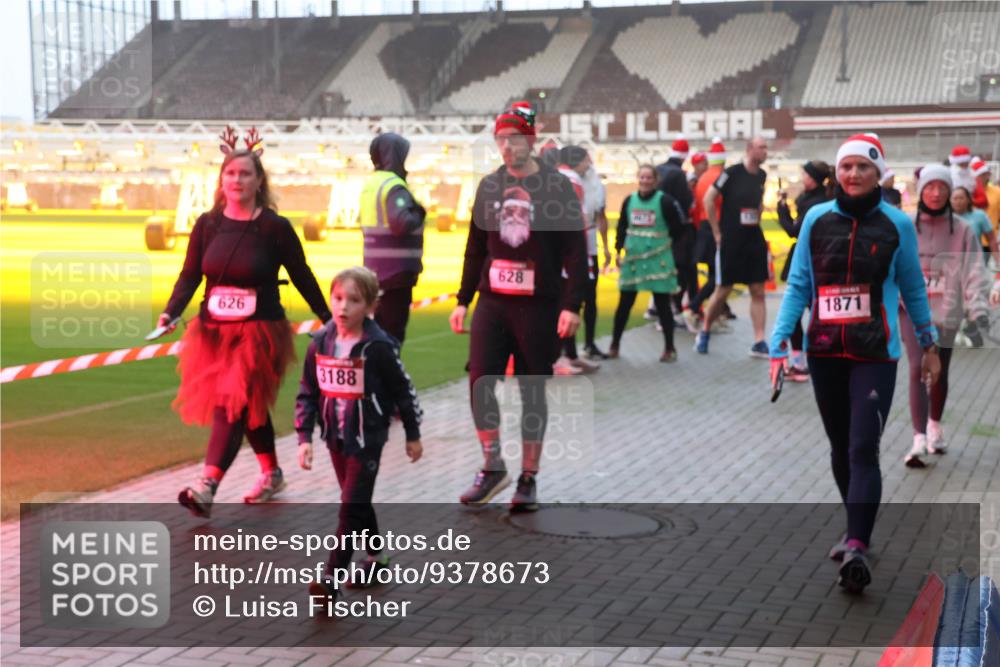 07.12.2025 - St. Pauli X-Mass-Run No. 15 Luisa Fischer http://msf.ph/oto/9378673 07.12.2025 10:05:07 Ziel 626, 3188, 628, 1871, 113, 713, 1217, 1291, 1302, 1522, 1701, 1712, 1738, 1871, 1973, 1991, 2168, 2249, 2454, 2569, 2570, 3188, 3477, 3894, 3911, 4080, 4553, 4557, 4673 meine-sportfotos.de