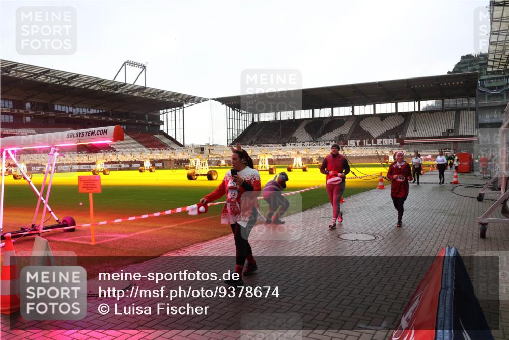 07.12.2025 - St. Pauli X-Mass-Run No. 15 Luisa Fischer http://msf.ph/oto/9378674 07.12.2025 10:30:34 Ziel 2369, 10, 423, 426, 1090, 1091, 1669, 1696, 2369, 2878, 2910, 3494, 3497, 3516, 3517, 4472, 4476, 4533, 4534, 4546 meine-sportfotos.de